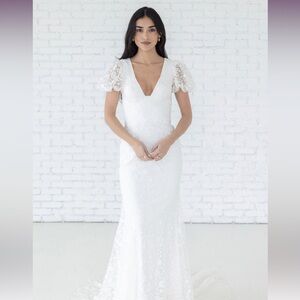 Willowby by Watters lace v-neck puff sleeve wedding gown SIZE 2 GORGEOUS